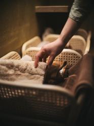 標準アメニティを準備するスタッフ