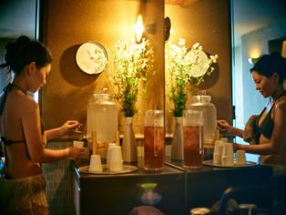 健康にフォーカスした「女性の味方ブレンド」を飲む女性サウナー
