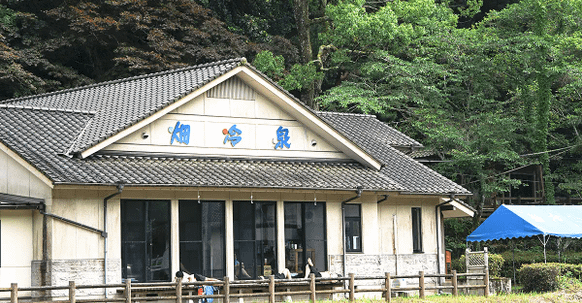 福岡県豊前市の水神社境内にある畑冷泉館の外観