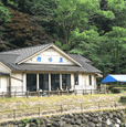 福岡県豊前市の水神社境内にある畑冷泉館の外観