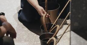 ほうじ茶ロウリュの準備をするSAUNA SAKURADOスタッフ
