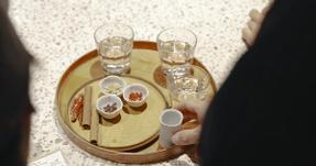 ほうじ茶ロウリュ用のスパイスと水が並ぶトレー