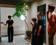 サウナルームの扉の前に立つ畑冷泉館のみなさん