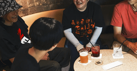 サウナ後にお茶を囲んで語り合う畑冷泉館のみなさんとSAUNA SAKURADOスタッフ