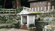 水神社境内の龍の彫刻がある手水舎