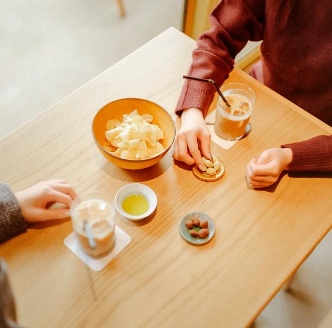 中洲博多座周辺の穴場カフェバーSKIFFのカウンターでサーブしながらカップルと談笑するスタッフ