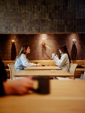 カフェSKIFFのドリンクを持つ女性