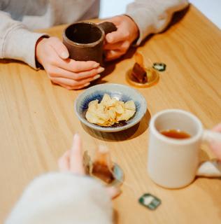 中洲博多座周辺の穴場カフェバーSKIFFでmanu coffeeのコーヒーと紅茶に、GohGanのトリュフオイルポテトチップスを食べる女性たち