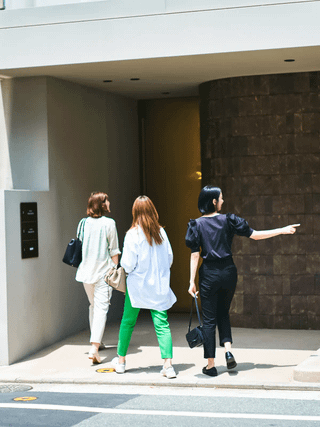 SAUNA SAKURADOに入る女性3人