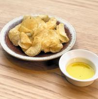 中洲博多座周辺の穴場カフェバーSKIFFメニューのGohGan Truffle Oil Potato Chips （ゴーガン トリュフオイル ポテトチップス） 