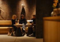 博多座周辺の穴場カフェバーSKIFFでプライベートサウナ後に談笑にふける4名の男女