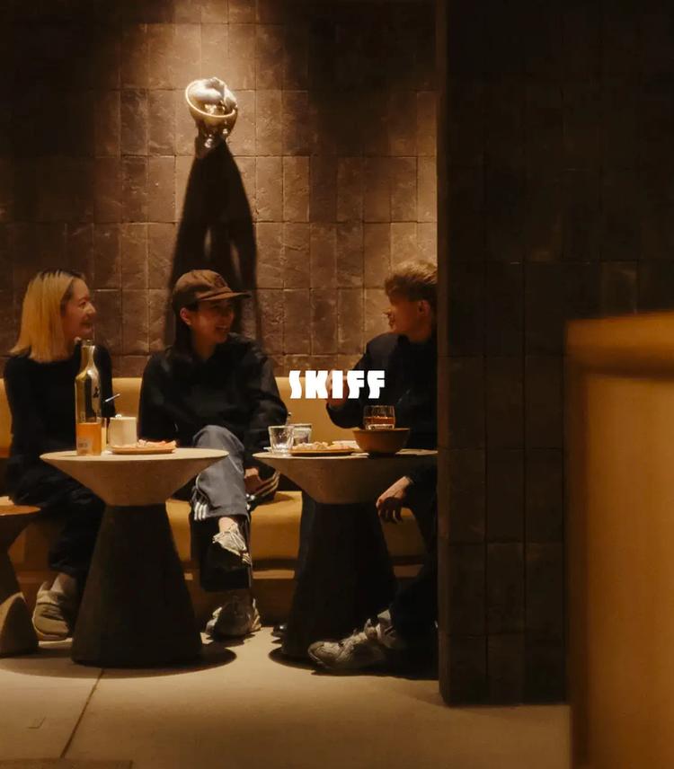 博多座周辺の穴場カフェバーSKIFFでプライベートサウナ後に談笑にふける4人の男女