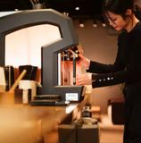 中洲博多座周辺の穴場カフェバーSKIFFでCOFFEEMANの深煎りカフェラテを注ぐスタッフ