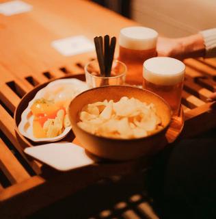 中洲博多座周辺の穴場カフェバーSKIFFの生ビールにポテトチップにピクルスのサウナセット