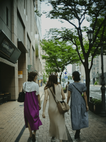 福岡博多の街でSAUNA SAKURADOへ歩く女性