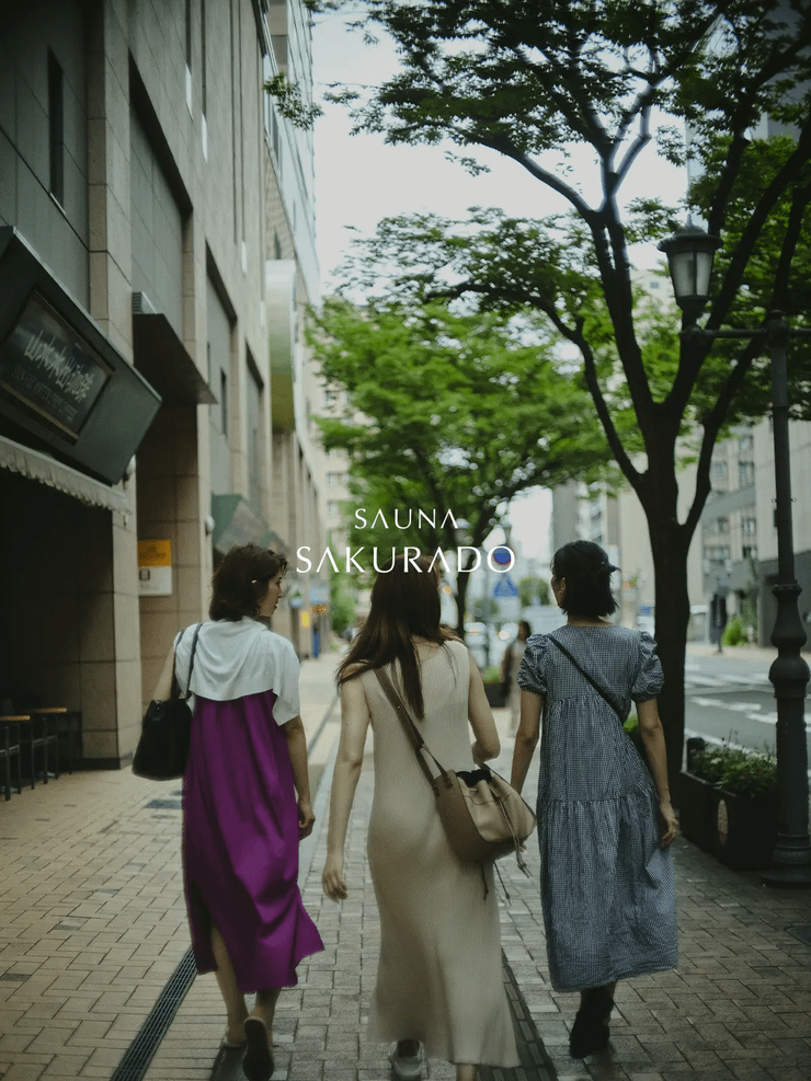 福岡博多の街でSAUNA SAKURADOへ歩く女性