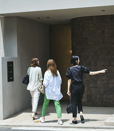 sakurado skiffへ入店する女性3名