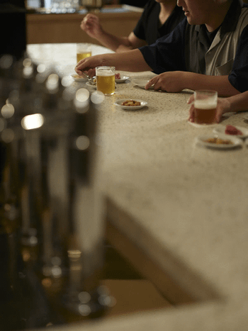 SKIFFでサウナ後のビールと軽食を楽しむ男性たち