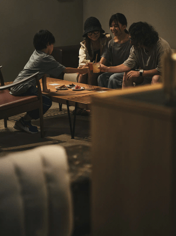 SKIFFでサウナ後のビールとドリンクと軽食を楽しむ家族