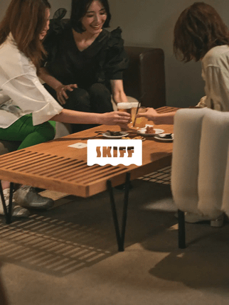 中洲博多座周辺の穴場カフェバーSKIFFでくつろぐ女性3人