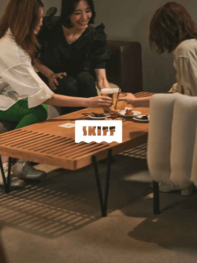 中洲博多座周辺の穴場カフェバーSKIFFでくつろぐ女性3人