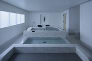 海に浮かぶ船のようにお湯と水風呂を中央にレイアウトしたプライベートサウナ