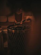 プライベートサウナでロウリュを楽しむ女性