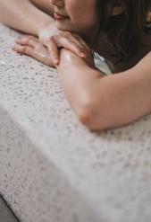 水風呂に入る女性