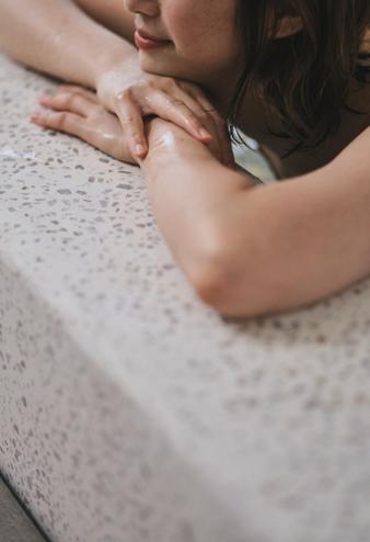 水風呂に入る女性