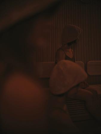 サウナに入る女性