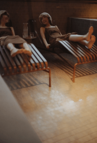 ベンチで整う女性二人