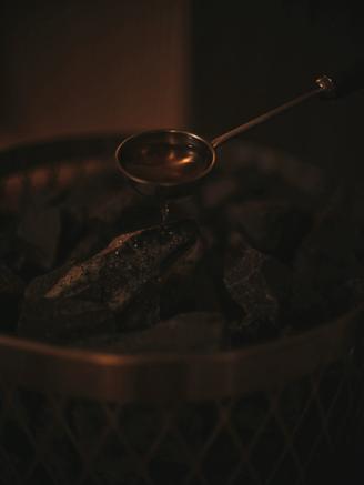3-D サウナルーム サウナストーンにロウリュ水をかける