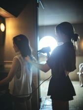 3-E サウナルームで髪を乾かす女性