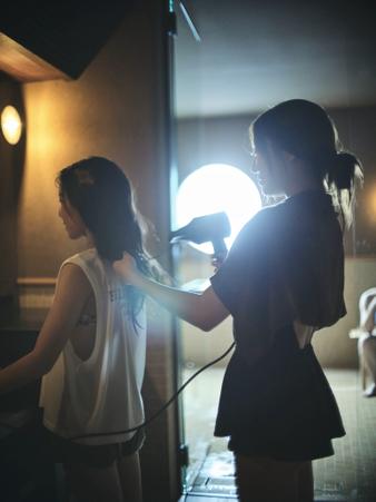 3-E サウナルームで髪を乾かす女性