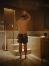 水を浴びる男性