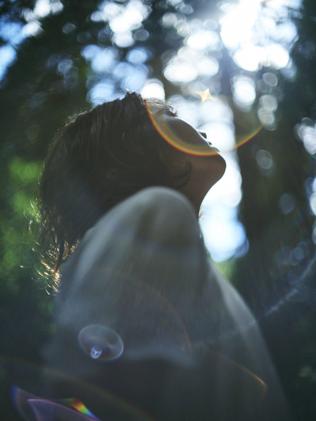 monSAKŌの「お香」 自然の中の女性