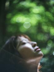 自然の中で空を見上げる女性