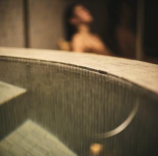 プライベートサウナルームで超軟水の水風呂に入った後にととのう男女カップル