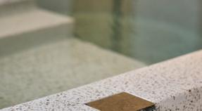SAUNA SAKURADOの水風呂「白水」のオーバーフロー部分