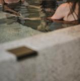 プライベートサウナルームの水深深い超軟水の水風呂で楽しむ3名の女性
